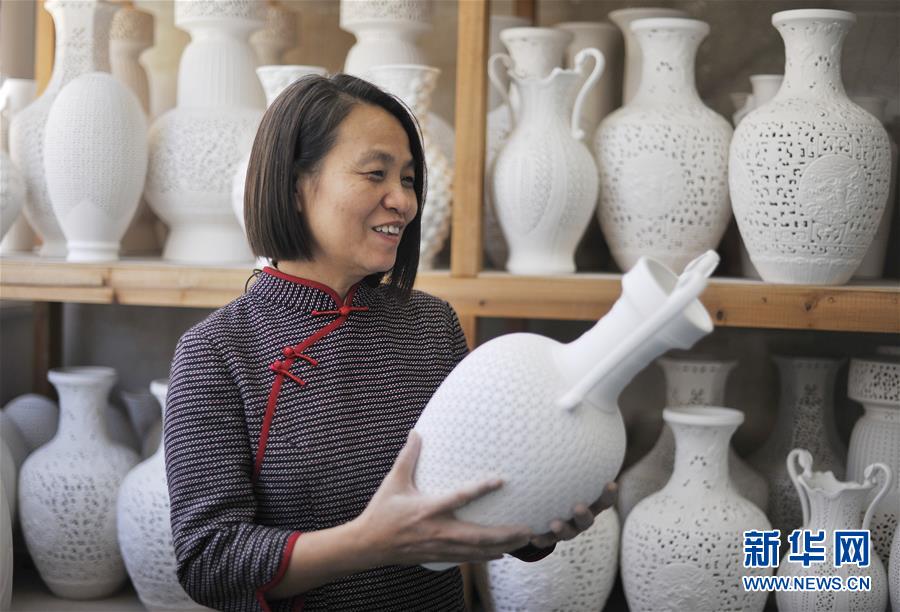 （社会）（1）福建德化陶瓷工匠：潜心四十载  “飞花”中国白