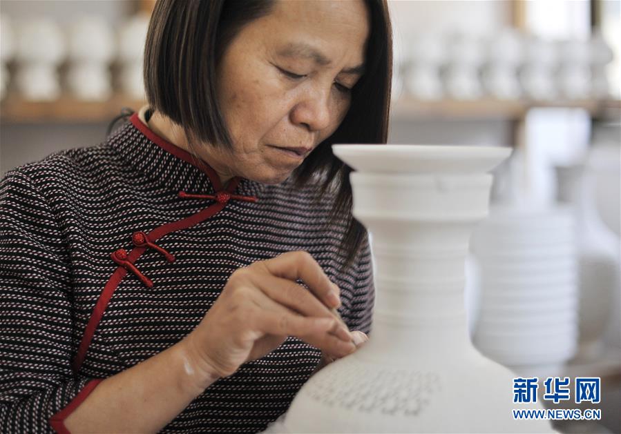 （社会）（2）福建德化陶瓷工匠：潜心四十载  “飞花”中国白