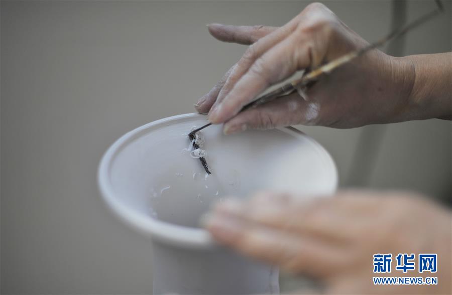 （社会）（3）福建德化陶瓷工匠：潜心四十载  “飞花”中国白