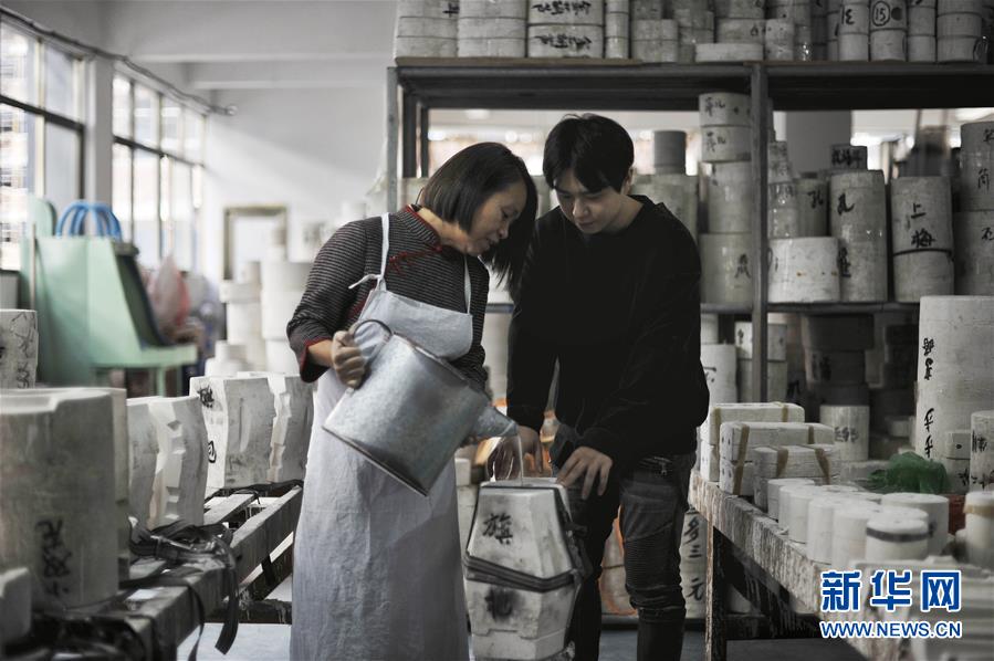 （社会）（11）福建德化陶瓷工匠：潜心四十载  “飞花”中国白